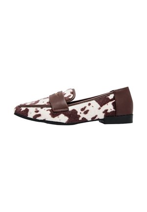 Mocassins en imprimé vache marron et blanc avec une sangle en cuir lisse et une semelle plate noire. Tige en tissu texturé avec un design à bout pointu.