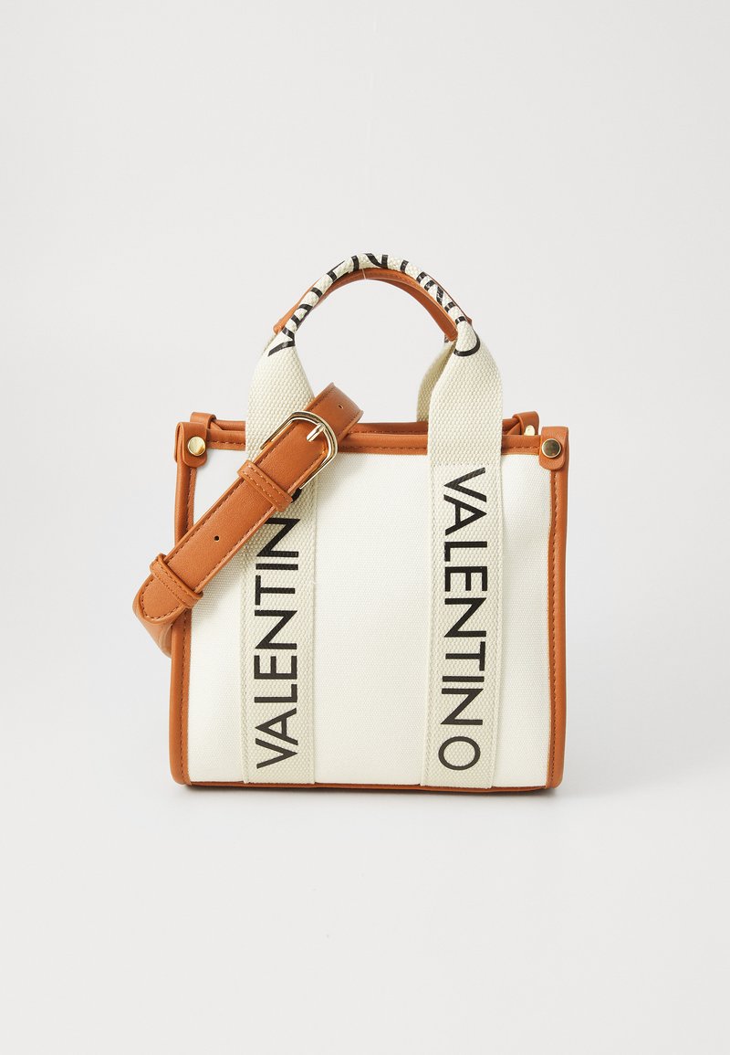 Bolsa de canvas com detalhes em couro castanho, design estruturado, duas alças superiores e alça de ombro ajustável com "VALENTINO" em preto.