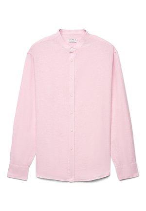 Camicia rosa chiaro a maniche lunghe con bottoni e colletto alla coreana, con etichetta comfort fit, mostrata su sfondo bianco.