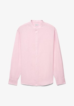 Camicia rosa chiaro a maniche lunghe con bottoni e colletto alla coreana, con etichetta comfort fit, mostrata su sfondo bianco.