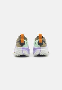 Baskets avec une tige en mesh vert et marron, une semelle intermédiaire violette, des languettes de talon orange et des accents noirs. Semelle extérieure en caoutchouc blanc épais.