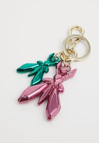 Portachiavi con due charm geometrici metallici in teal e rosa, attaccati a un anello e a un gancio color oro.