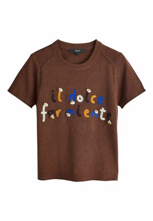 Haut en maille à manches courtes marron avec texte coloré brodé "il dolce far niente" et petites coquillages cousus sur les lettres.