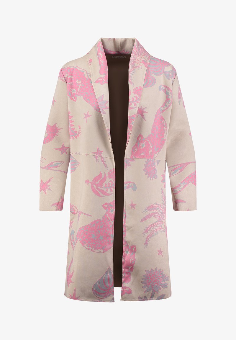 Manteau long beige clair à devant ouvert, décoré de motifs floraux et animaliers en rose et gris, avec un col châle et des manches longues.