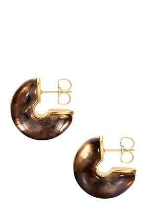 Paar offene Creolen mit goldfarbenem Rahmen aus braun marmoriertem Harz, mit Stecker-Verschluss, auf weißem Hintergrund dargestellt.