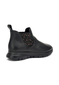Botas negras de cuero hasta el tobillo con paneles laterales elásticos que presentan un patrón geométrico. Suela de goma con un ligero tacón y acabado texturizado.