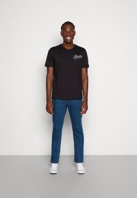 Wrangler SBORO - Calças de ganga de perna direita - blue