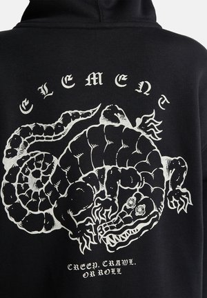 Zwarte hoodie met een grote witte afbeelding van een op een krokodil lijkend wezen, met daaronder de tekst "CREEP, CRAWL, OF ROLL".