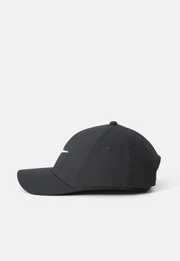 Sort baseballcap med buet skygge og lille hvidt logo foran, vist fra siden mod en helt hvid baggrund.