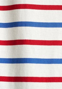 Tessuto di cotone con strisce orizzontali alternate in rosso, blu e bianco. La trama appare liscia e di spessore medio.