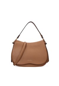 Sacoche en cuir tan avec une finition texturée, forme incurvée et bandoulière sombre contrastante. Présente un détail de logo doré à l'avant.