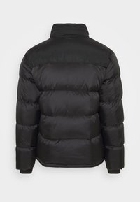 Schwarze Pufferjacke mit hohem Kragen, gesteppter Optik und elastischen Bündchen. Verfügt über eine glatte, glänzende Textur und einen abgerundeten Saum.