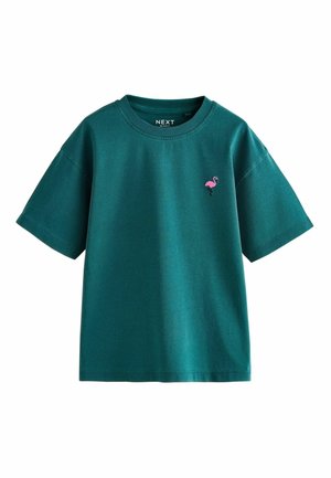 Türkisfarbenes T-Shirt mit kurzen Ärmeln, Rundhalsausschnitt und kleiner rosa Flamingo-Stickerei auf der linken Brust.