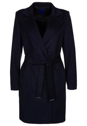 Granatowy płaszcz do kolan z długimi rękawami, szerokimi klapami i paskiem w talii zawiązanym z przodu.