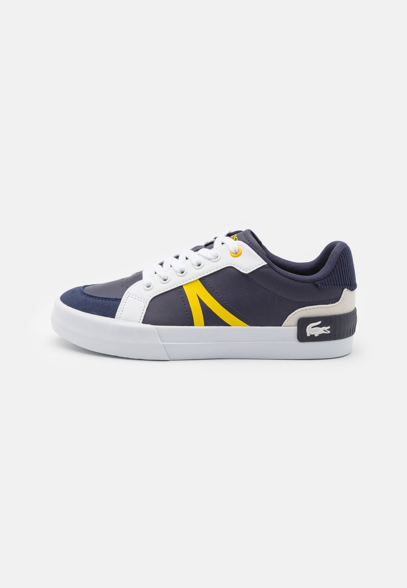 Zapatillas navy con acentos en blanco y amarillo, con un respaldo texturizado, diseño de cordones y una suela de goma en contraste. Logo de Lacoste en el lateral.