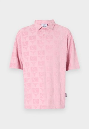 Polo rosa con un patrón texturizado que presenta motivos repetidos. Mangas cortas y un cuello clásico con botones en la parte delantera.