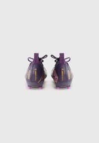 Crampons de football violettes avec un cuir synthétique texturé, présentant des accents jaunes et des pointes roses, conçues pour la performance et l'adhérence sur le terrain.