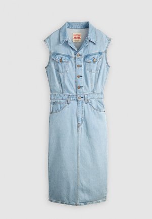 Robe en denim bleu clair avec un col, sans manches, fermeture à boutons sur le devant et taille ceinturée, comportant deux poches poitrine et deux poches latérales.
