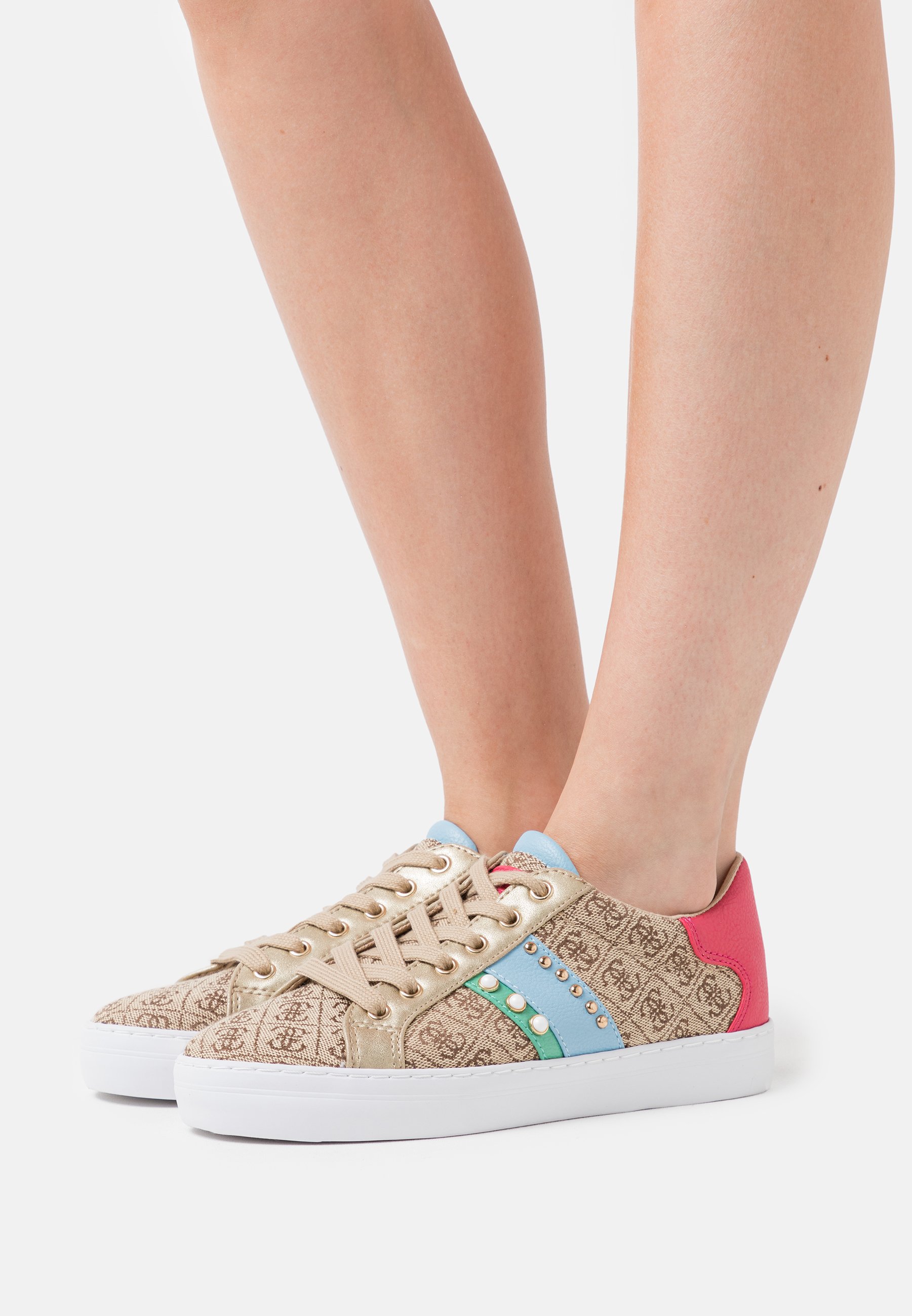 converse rosse con borchie