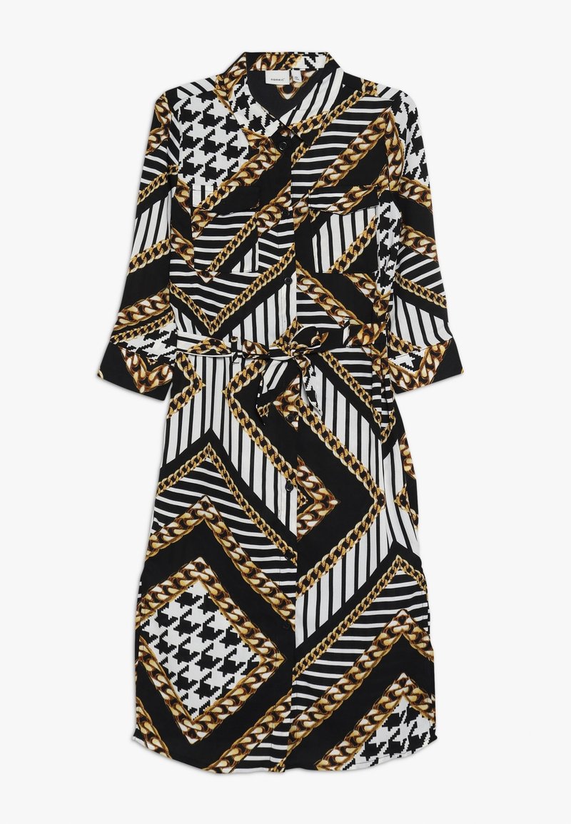 Robe chemise à manches longues à motif noir et blanc avec imprimé chaîne dorée, patte de boutonnage devant, poche poitrine et ceinture à nouer à la taille.