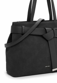 Borsa nera realizzata in ecopelle liscia con finitura opaca. Presenta una tracolla simile a una cintura e un accento del logo argentato.