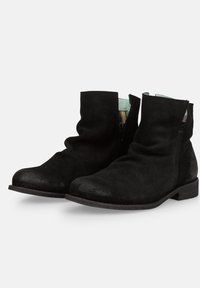 Botas de tobillo de ante negro con un diseño arrugado, punta redondeada y un tacón bajo apilado. Cuentan con una cremallera lateral y un forro interior suave.