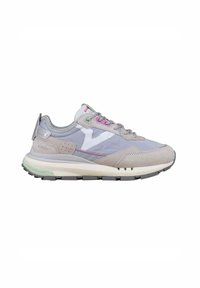 Zapatillas grises y en tonos pastel que combinan ante y materiales sintéticos, con un logo blanco, acentos rosas y una suela de goma texturada.