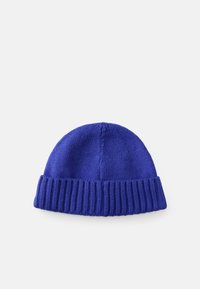 Berretto in maglia blu con bordo a coste, caratterizzato da una texture morbida e una forma a cupola senza cuciture. Adatto per un abbigliamento informale nelle giornate fresche.