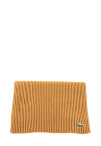 Sciarpa rigata di colore senape realizzata in tessuto morbido, con un piccolo logo di un coccodrillo verde su un lato.