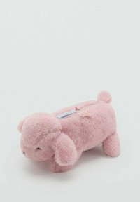 Rožnato plišasto igračo v obliki prašička, z mehkobo in puhasto teksturo, majhnima ušesoma in repom. Ima modro in rožnato okrasno oznako na vrhu.