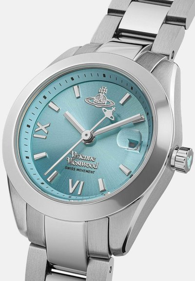 Montre en acier inoxydable avec un bracelet en argent poli, un cadran bleu soleil, des index horaires en argent et le logo de Vivienne Westwood à 12 heures.