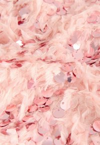 Rosa Stoff mit einer weichen, fedrigen Textur, verziert mit reflektierenden rosa Pailletten. Das Gesamtbild ist flauschig und strukturiert.