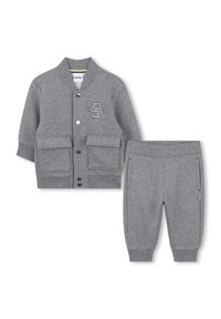 Szary dziecięcy kurtka z długim rękawem i guzikami, posiadająca dwie przednie kieszenie oraz dopasowane spodnie z elastycznymi mankietami, z wytłoczonym logo na klatce piersiowej kurtki.