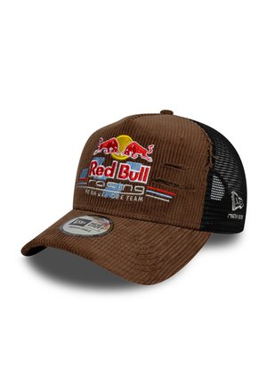 Casquette en velours côtelé marron et mesh noir avec logo et texte Red Bull Racing, autocollant de la marque New Era réglable sur la visière, vue avant droite.
