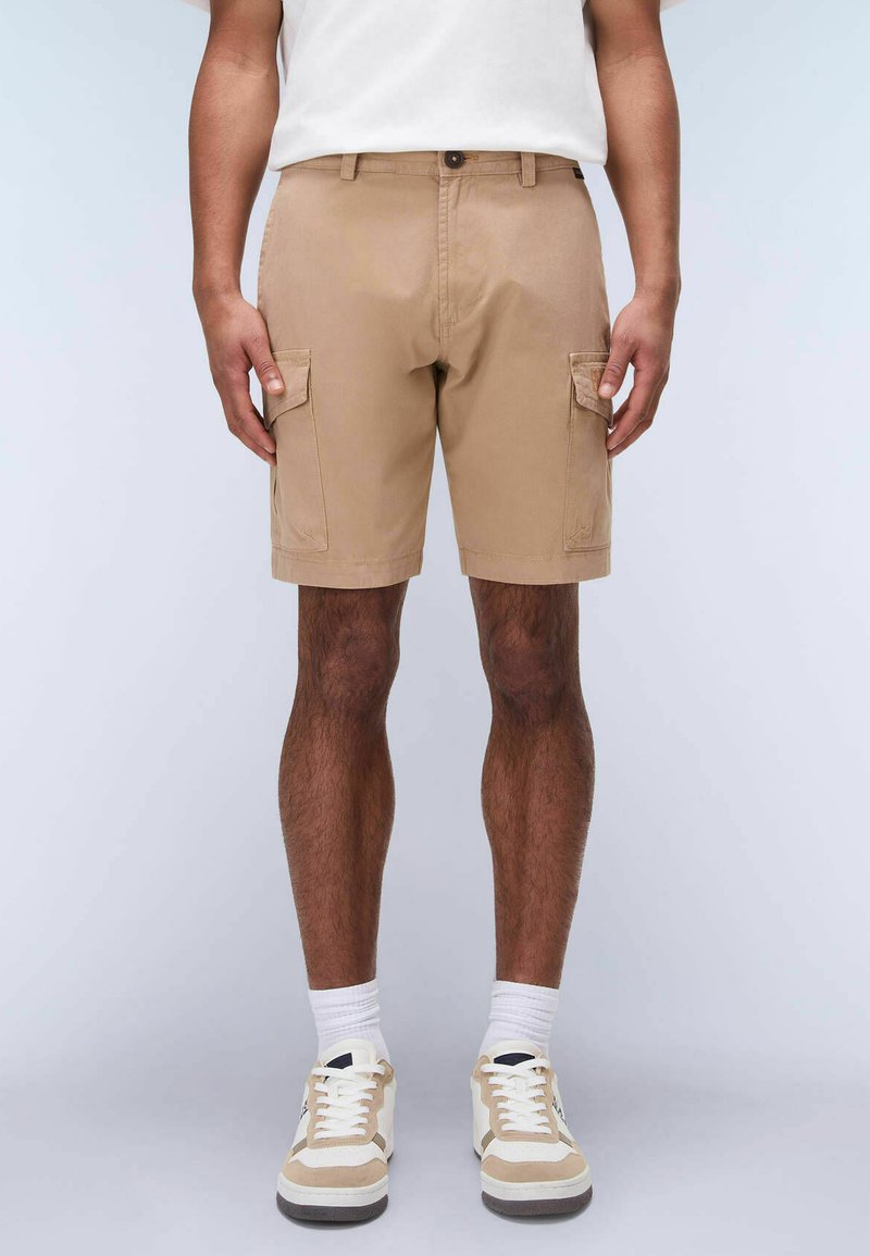 Pantaloni cargo beige realizzati in tessuto misto cotone, con molteplici tasche laterali, una vestibilità dritta e chiusura con bottone.