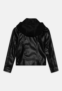 Czarna kurtka z ekoskóry z kapturem, dopasowanym krojem, gładką fakturą i szczegółowym przeszyciem na plecach.