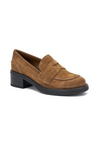 Mocassini in suede marrone con tacco basso, dotati di una fascia larga sulla parte anteriore e dettagli di cucitura lungo il bordo superiore.