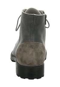 Grijze leren enkelboot met een suède hak, ronde neus en een gestructureerde zwarte zool. Inclusief vetersluiting aan de achterkant.