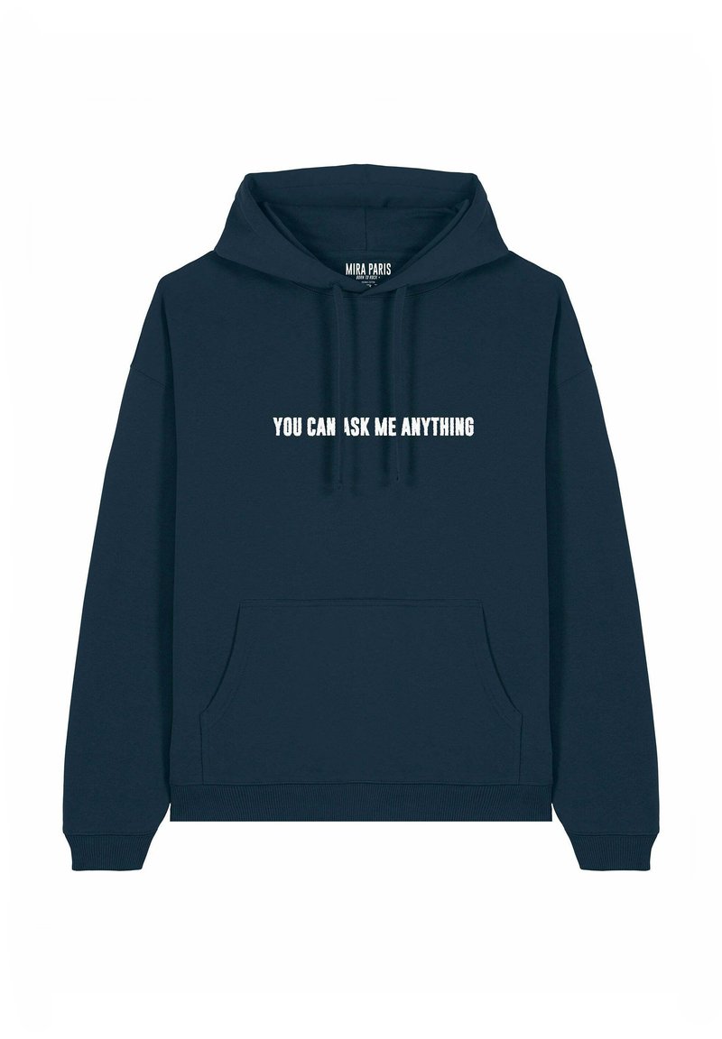 Tamno plava dukserica od mješavine pamuka, s prednjim džepom i natpisom "MOŽEŠ ME PITATI BILO ŠTO" u bijelom, podebljanom slovlju.