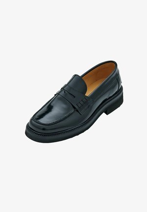 Schwarze Lederloafer mit glatter Oberfläche, ausgestattet mit einem erhöhten Riemen über dem Rist, einer runden Zehenform und einer niedrigen, flachen Gummisohle.