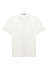 Valkoinen polo-paita, joka on valmistettu teksturoituneesta kankaasta. Ominaisuuksiin kuuluu klassinen kaulus, kolme nappia napeissa ja lyhyet hihat, joissa on taitetut reunat.