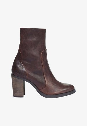 Braune Leder-Stiefelette mit passgenauer Schaftform, runder Spitze und einem texturierten Holzblockabsatz. Verfügt über minimale Nähte und eine glatte Oberfläche.