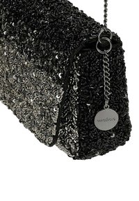 Černá večerní kabelka se štrasovými flitry a texturovaným povrchem. Obdélníkový tvar, řetízek a detail kovového loga.