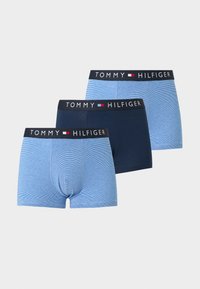Τρια μπόξερ Tommy Hilfiger σε αποχρώσεις του μπλε, δύο με λεπτές ρίγες και ένα σε μονόχρωμο ναυτικό μπλε, όλα με μαύρη ζώνη με λογότυπο.