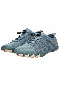 Niebieskie siateczkowe buty sportowe z teksturowanym wierzchem, regulowanym systemem sznurowania i gumową podeszwą z wyraźnymi, elastycznymi segmentami w okolicy palców.