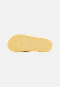 Tommy Jeans CHUNKY FLATFORM  - Chanclas de baño - lemon zest