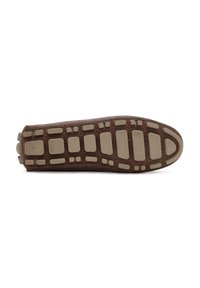 Suela de zapato marrón con una superficie de goma texturada. Presenta patrones de tracción rectangulares y ovalados en un tono más claro. Perfil plano, diseño minimalista.