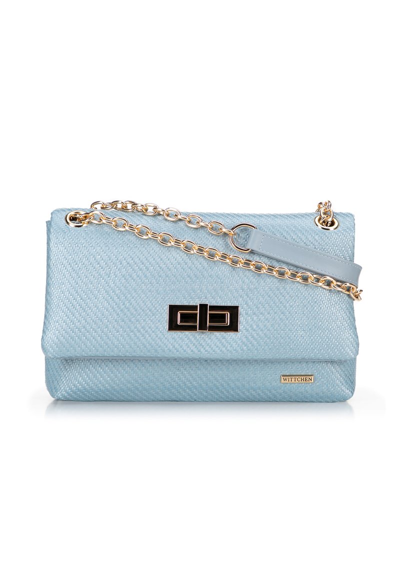 Borsa in tessuto blu chiaro con tracolla in catena dorata, dotata di una chiusura in metallo nero e un dettaglio del logo del marchio dorato. Forma rettangolare.