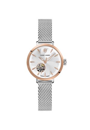 Reloj de pulsera con banda de malla plateada, bisel de oro rosa, esfera blanca con textura, marcadores de hora en oro rosa y movimiento mecánico visible a las seis.