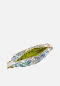 Marsupio realizzato in tessuto con motivi floreali colorati, chiusura lampo dorata e interno verde. La cintura presenta strisce multicolori.